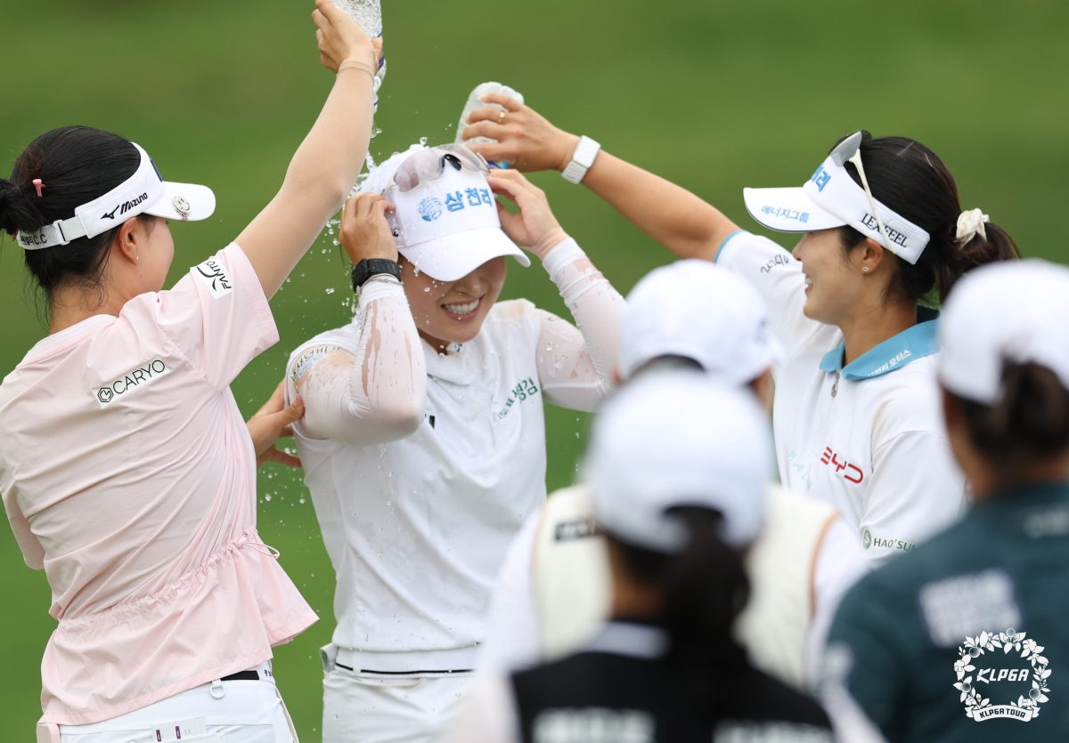 고지우(가운데)가 강원 정선군 하이원CC(파73)에서 12일 끝난 한국여자프로골프(KLPGA)투어 하이원 리조트 여자오픈에서 우승을 차지하자 동료 선수들이 고지우 머리에 물을 뿌리며 축하해 주고 있다.  KLPGA 제공