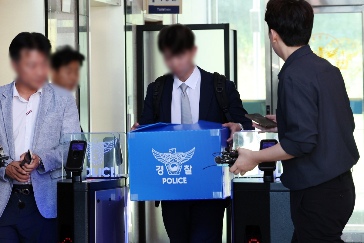 11일 오전 광주경찰청에서 경찰청 국가수사본부 특별수사팀이 압수수색을 마친 뒤 이동하고 있다.     특별수사팀은 장윤기 사건을 둘러싸고 제기된 유착 의혹 등을 규명하기 위한 수사를 이어오고 있다. 2026.7.11  연합뉴스