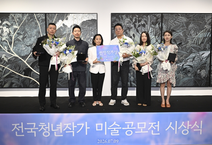 지난 9일 경기 과천시 호반아트리움에서 열린 호반문화재단 전국청년작가 미술공모전(H-EAA) 시상식에서 선정작가상을 수상한 5명의 작가들이 심사위원인 주연화 홍익대 교수와 기념사진을 찍고 있다. 왼쪽부터 강재원, 김성수 작가, 주 교수, 서준, 전소영, 전주희 작가. 이지훈 기자