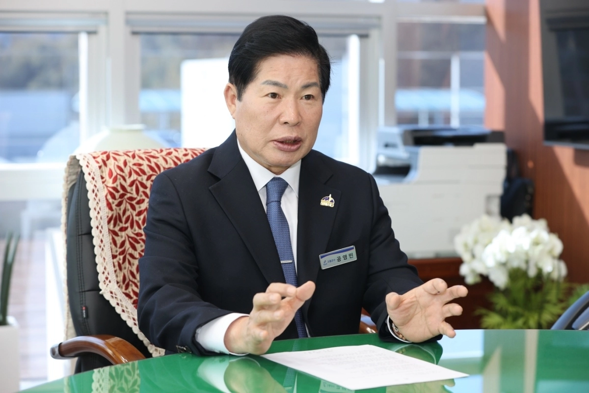 공영민 고흥군수가 12일 서울신문과의 인터뷰에서 “우주, 드론, 스마트팜이라는 3대 미래전략산업과 3대 교통인프라 추진 등을 통해 ‘2030년 고흥 인구 10만 달성’을 실현하겠다”는 포부를 밝히고 있다. 고흥군 제공