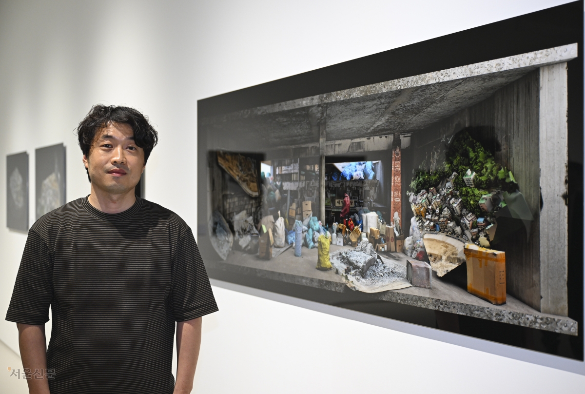 호반문화재단 전국청년작가 미술공모전에서 우수상을 받은 김준서 작가가 자신의 작품 ‘언인덱스’를 소개하고 있다. 이지훈 기자