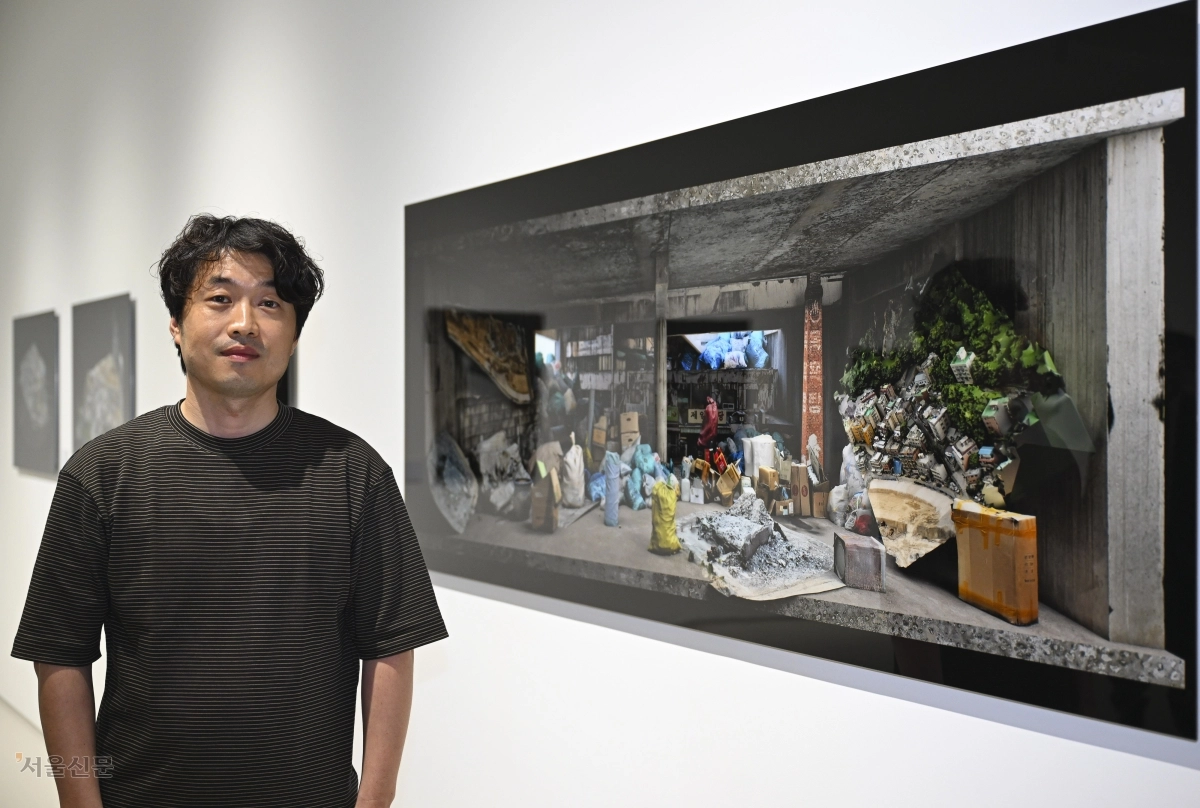 호반문화재단 전국청년작가 미술공모전에서 우수상을 받은 김준서 작가가 자신의 작품 ‘언인덱스’를 소개하고 있다. 이지훈 기자
