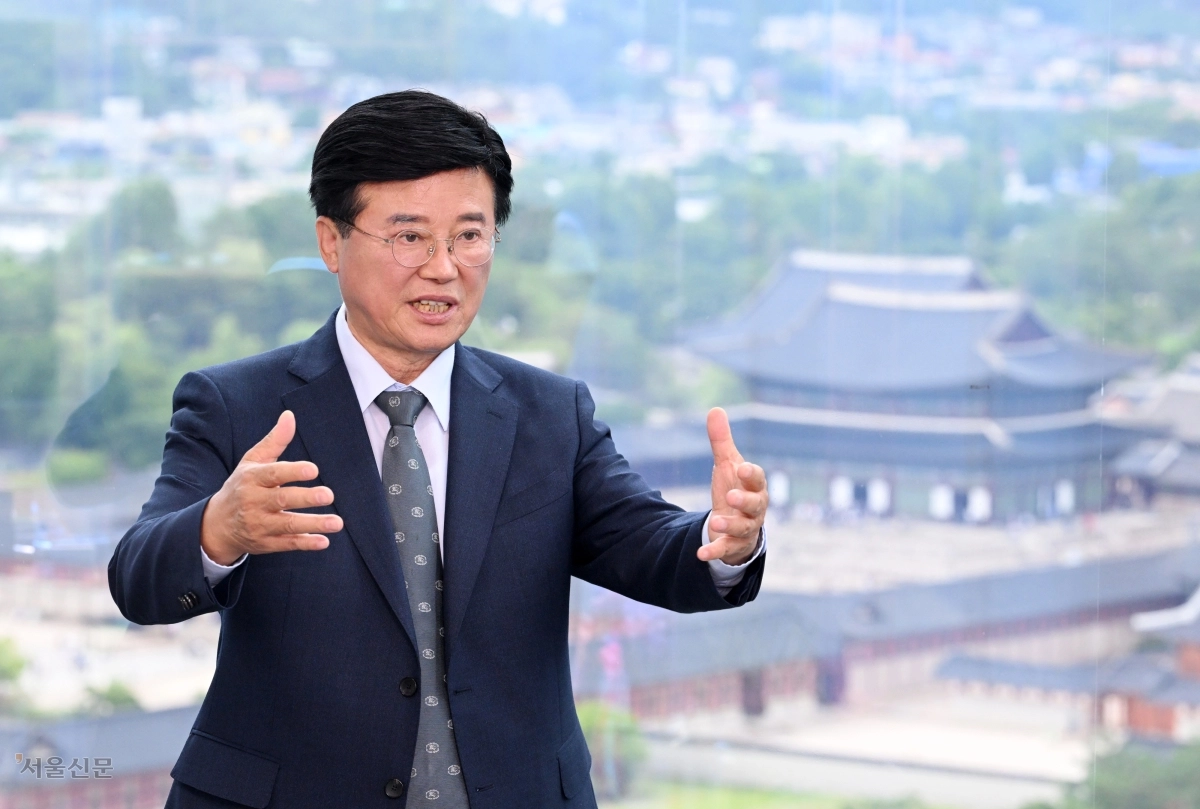 유찬종 서울 종로구청장이 지난 6일 집무실에서 진행한 인터뷰에서 종로를 이끌어갈 구정 로드맵을 설명하고 있다. 유 구청장은 “다시 살아나는 골목상권, 안전하고 깨끗한 주거 환경, 누구 하나 소외됨 없는 도시란 청사진을 구민 여러분이 곧 마주할 내일이 되게 하겠다”고 강조했다. 도준석 전문기자