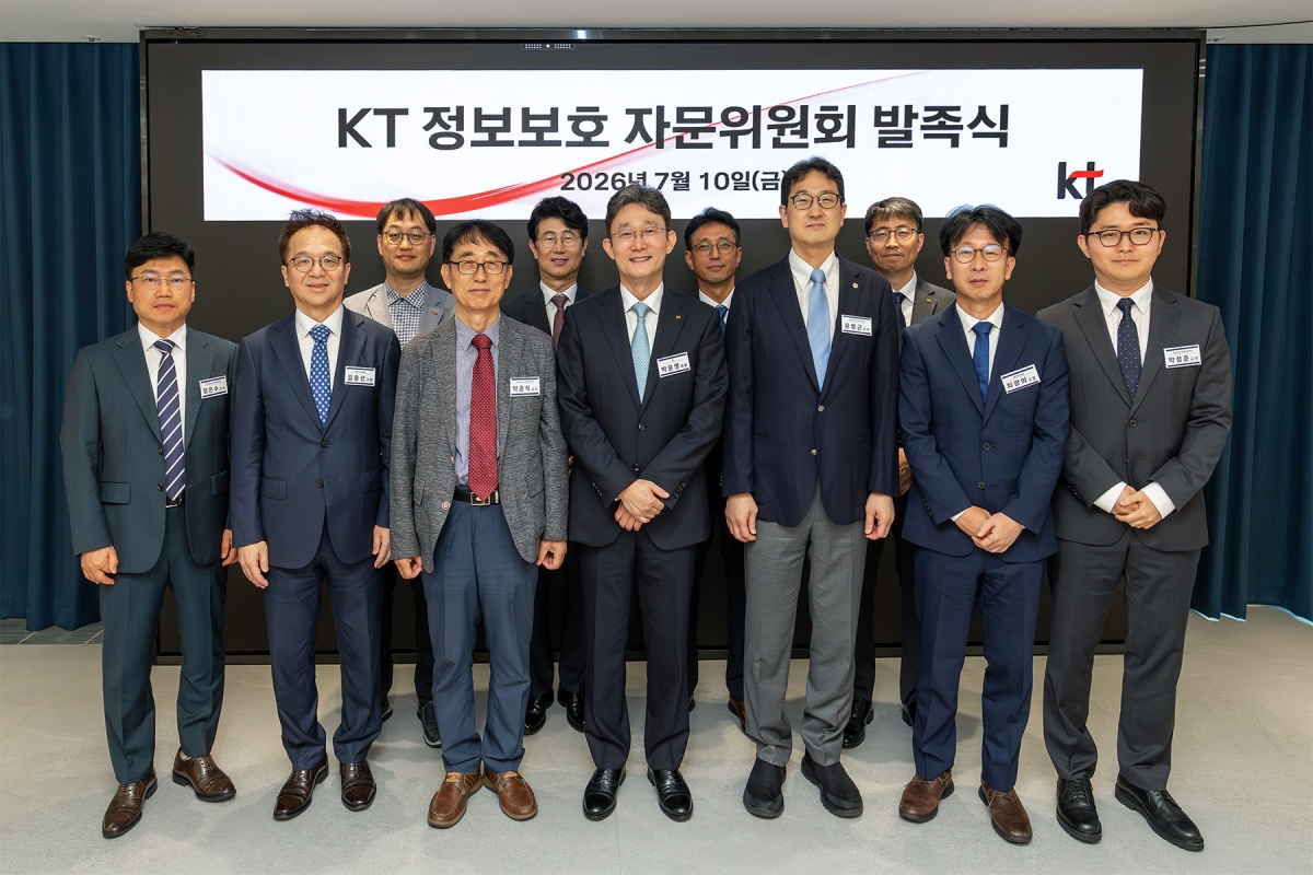 박윤영(앞줄 왼쪽 네 번째) KT 대표와 자문위원들이 지난 10일 KT 정보보호 자문위원회 발족식에서 기념사진을 찍고 있다. KT 제공