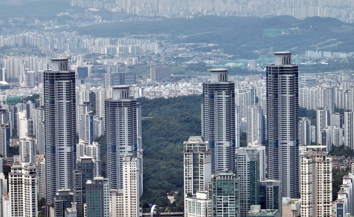 이재명 대통령이 23일 공급·금융·세제 등 부동산 정책 전반에 대한 공개 토론회를 주재한다. 사진은 6월 30일 규제지역으로 지정된 경기 화성시 동탄역 일대 아파트 단지. 연합뉴스