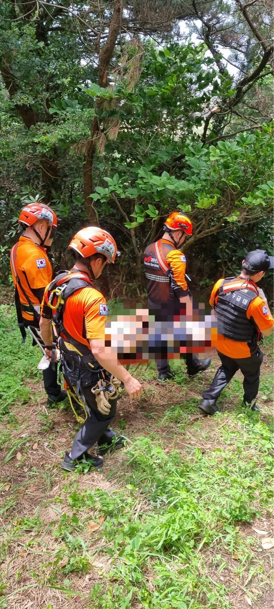 제주도소방대원들이 12일 오전 서귀포시 안덕면 단산(바굼지오름)에서 암벽등반을 하다 10m 아래로 추락한 50대 남성을 구조해 이송하고 있다. 제주도소방안전본부 제공