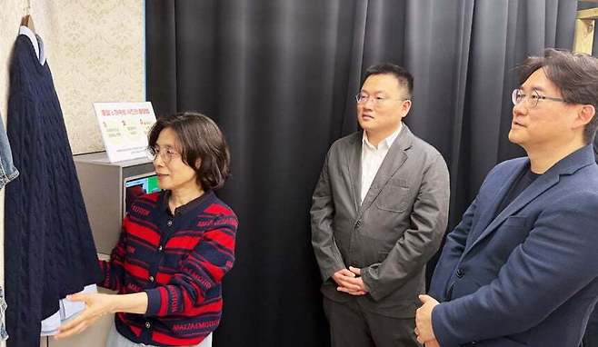 조만호·조남성 무신사 대표가 지난 5월 고 박종철 열사의 하숙방에 대한 이현주 박종철센터 센터장의 설명을 듣고 있다. 무신사 제공
