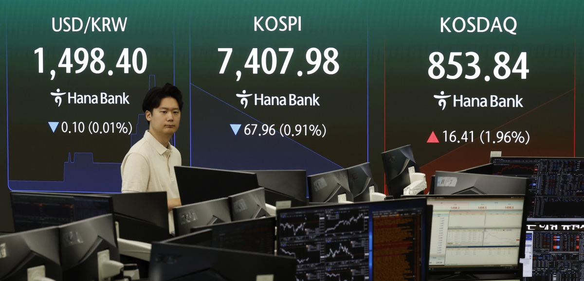 13일 오전 서울 중구 하나은행 딜링룸 전광판에 주요 지수가 표시 되고 있다.   코스피는 전거래일 보다 63.91포인트(0.85%) 내린 7412.03 개장했다. 코스닥은 전거래일보다 2.29포인트(0.27%) 오른 839.72에 장을 시작했다. 원·달러 환율은 1498.9원에 거래 중이다.