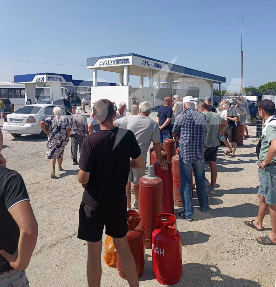크림반도의 최대 민간 연료 유통체인 충전소 앞에서 주민들이 가정용 가스통을 들고 충전을 기다리고 있다. 정전과 연료 부족이 장기화하면서 취사용 LPG 확보를 위한 대기 행렬이 이어지고 있다. 2026.7.11 아스트라 텔레그램