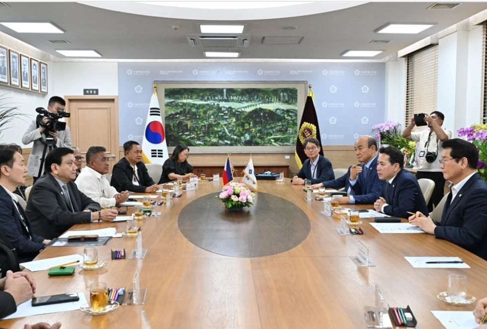 임만균 서울시의회 의장이 10일(금) 필리핀 서 민도로주 대표단과 면담하고 있다. 서울시의회 제공