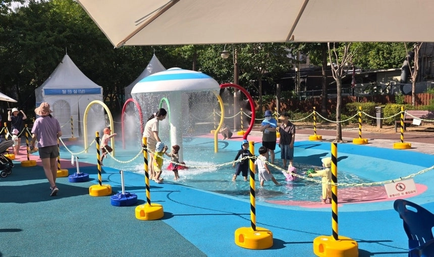 서울 광진구 구의동에 위치한 구의공원 물놀이장에서 아이들이 물놀이를 즐기고 있다. 광진구 제공