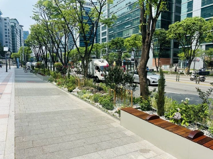 서울 구로구 디지털로 일대에 조성된 가로숲.  구로구 제공