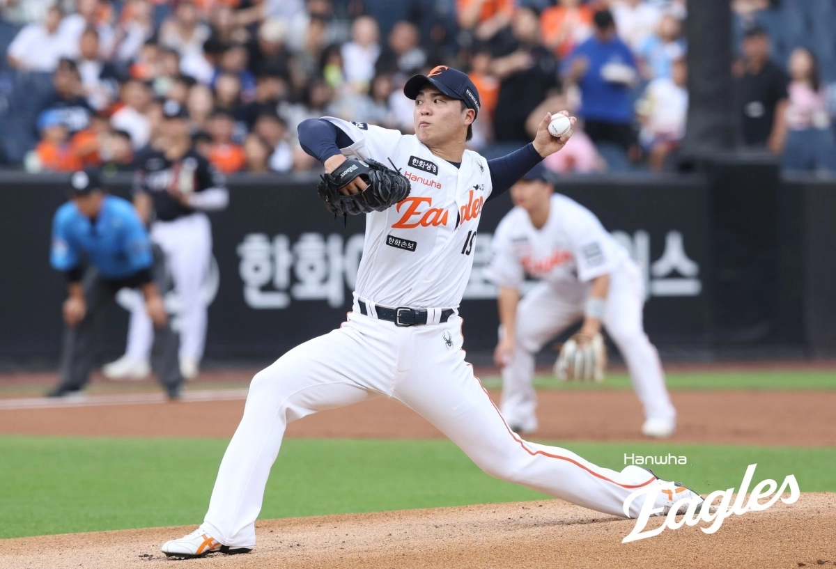 한화 이글스 좌완 왕옌청이 지난 2일 kt와의 홈경기에 선발 등판해 힘차게 공을 던지고 있다.  왕옌청은 이날 5이닝을 2실점으로 막아 시즌 7승째를 따냈다.     한화 이글스 제공