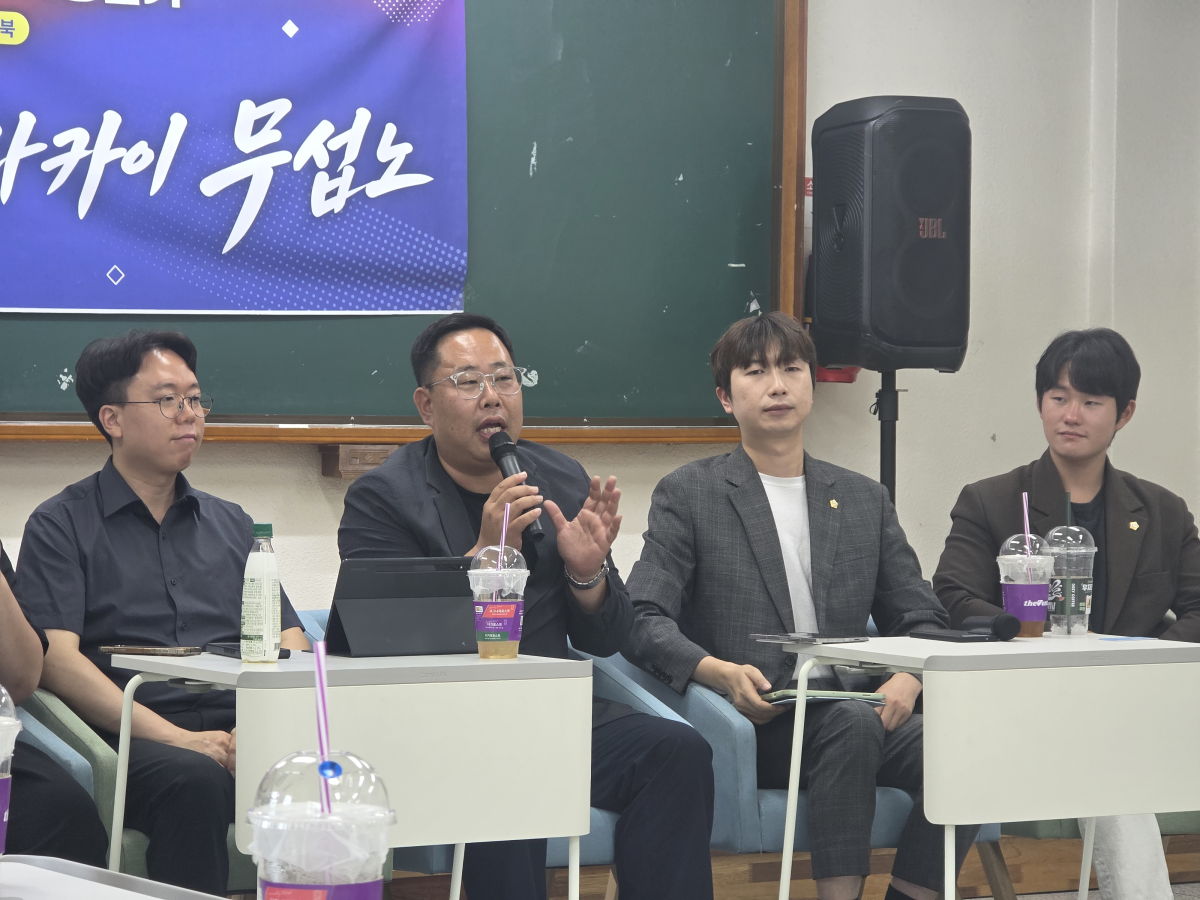 대구경북청년회와 경북대 의정활동연구회는 지난 12일 개최한 ‘청년이 되돌아본 2026 지방선거’라는 주제로 청년 정책 컨퍼런스에서 양재필 문경시의원이 지방 청년의 정치 참여 방안에 대해 토론하고 있다. 대구경북청년회 제공