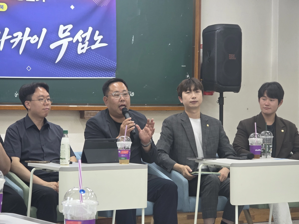 대구경북청년회와 경북대 의정활동연구회는 지난 12일 개최한 ‘청년이 되돌아본 2026 지방선거’라는 주제로 청년 정책 컨퍼런스에서 양재필 문경시의원이 지방 청년의 정치 참여 방안에 대해 토론하고 있다. 대구경북청년회 제공
