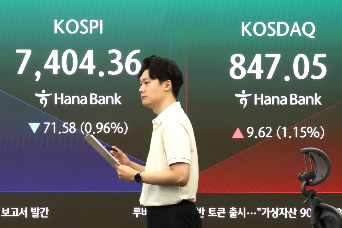 13일 오전 서울 중구 하나은행 딜링룸 전광판에 코스피와 코스닥 지수가 표시되고 있다. 이날 코스피 지수는 전 거래일 대비 63.91포인트(-0.85%) 내린 7412.03에 문을 열었다. 코스피는 이후 초반 7천400대에서 움직이며 혼조세를 보이고 있다. 2026.7.13