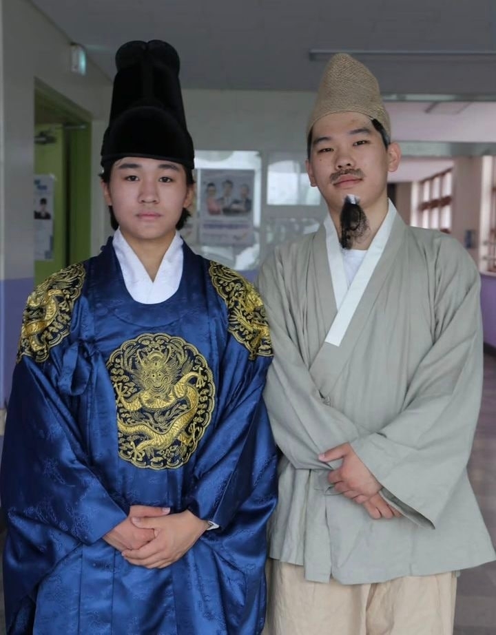 내년 2월 졸업하는 경기 의정부고 3학년 학생들의 졸업사진 중 일부. 영화 ‘왕과 사는 남자’의 단종(박지훈)과 엄흥도(유해진)로 변신한 학생들이 영화 포스터와 같은 자세 및 구도로 사진을 찍었다. 자료 : 의정부고 방송부(UHBS) 인스타그램