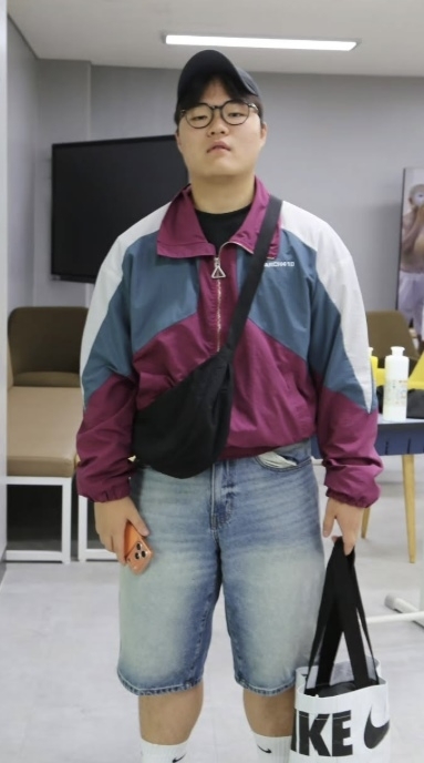 내년 2월 졸업하는 경기 의정부고 3학년 학생들의 졸업사진 중 일부. 한 학생이 소셜미디어(SNS) 등에서 확산한 이른바 ‘영포티’ 남성 이미지를 그대로 구현했다. 자료 : 의정부고 방송부(UHBS) 인스타그램