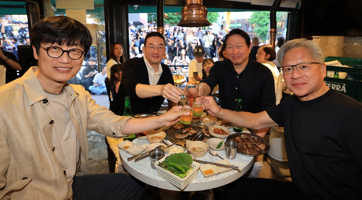 젠슨 황 엔비디아 최고경영자(CEO)가 5일 오후 서울 마포구 홍익대학교 인근의 삼겹살집에서 기업 총수들과 회동, 잔을 부딪치고 있다. 왼쪽부터 이해진 네이버 의장, 구광모 LG그룹 회장, 최태원 SK그룹 회장, 젠슨 황 엔비디아 최고경영자(CEO) 2026.6.5 공동취재