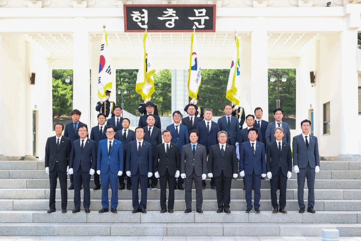경북도의회 제13대 전반기 의장단·상임위원장 영천호국원 참배. 경북도의회 제공