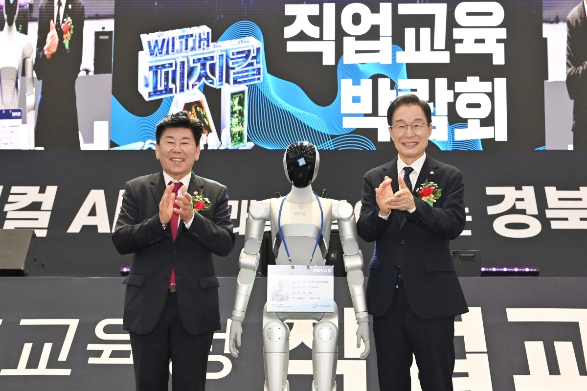 지난 8일 ‘2026 경북도교육청 직업교육박람회’에 참석한 경북도의회 교육위원회(위원장 정한석). 경북도의회 제공