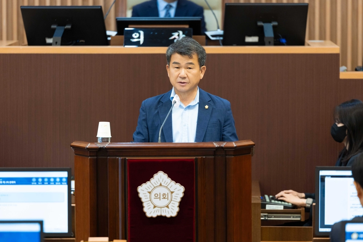 서울 서대문구의회 김덕현 운영위원장이 ‘서대문구 주민자치회 설치·운영에 관한 조례 일부개정조례안’을 발의하고 있다. 사진: 서대문구의회 제공.