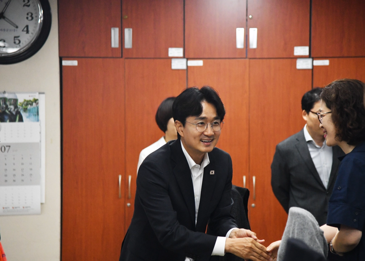 서준오 노원구청장이 지난 6일 부서를 방문해 일선 직원들과 인사를 나누고 있다. 노원구 제공