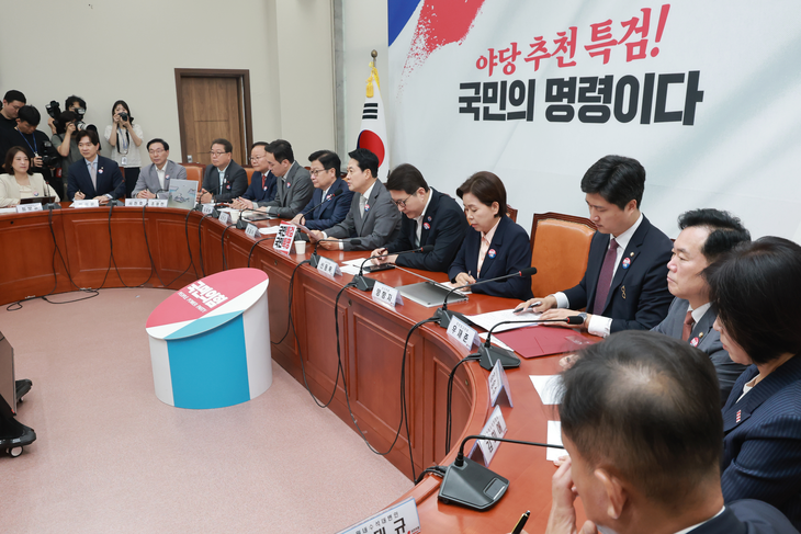 국민의힘 장동혁 대표가 13일 국회에서 열린 최고위원회의에 참석해 발언하고 있다. 연합뉴스