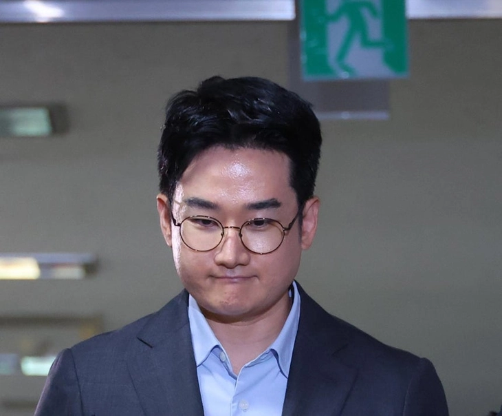 6·3 지방선거에서 피습 자작극 혐의를 받는 정이한 전 개혁신당 부산시장 후보가 8일 부산지방법원에 구속 전 피의자 심문(영장실질심사)에 출석하기 위해 법정에 들어서고 있다. 부산 연합뉴스