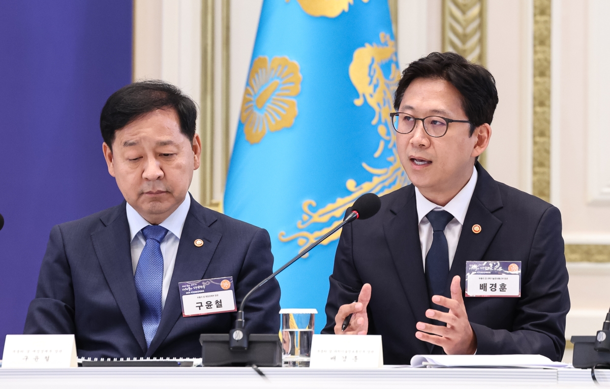 배경훈(오른쪽) 부총리 겸 과학기술정보통신부 장관이 13일 청와대에서 이재명 대통령 주재로 열린 국가재정전략회의에서 ‘AI데이터센터·피지컬AI’ 관련 지원방안을 발표하고 있다. 왼쪽은 구윤철 경제부총리 겸 재정경제부 장관. 연합뉴스