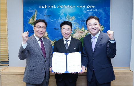 2일 서울 서초구 동원산업빌딩에서 (왼쪽부터) 김성용 동원F＆B 대표, 장동민 푸른하늘 대표, 안형배 남양매직 대표가 업무협약을 맺고 기념사진을 촬영하고 있다. 티엔엔터테인먼트 제공
