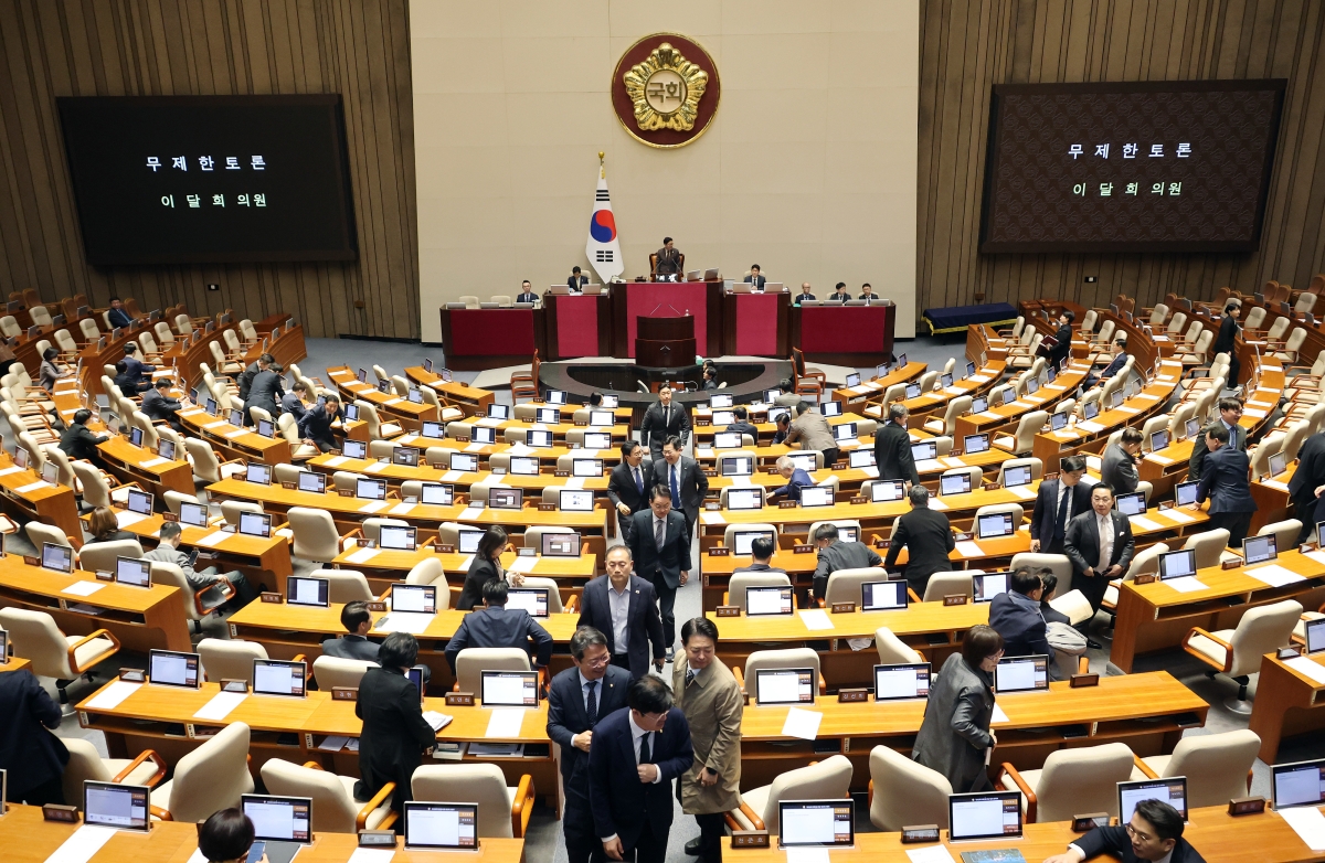 지난 3월 20일 국회에서 열린 3월 임시국회 2차 본회의에서 이달희 국민의힘 의원이 중대범죄수사청 설치법에 대해 무제한 토론을 시작하자 의원들이 본회의장을 떠나는 모습. 연합뉴스