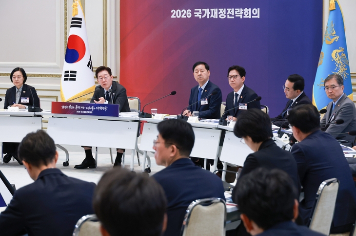 이재명 대통령이 13일 청와대에서 열린 국가재정전략회의에서 김성환 기후에너지환경부 장관에게 질문하고 있다. 2026.7.13 연합뉴스