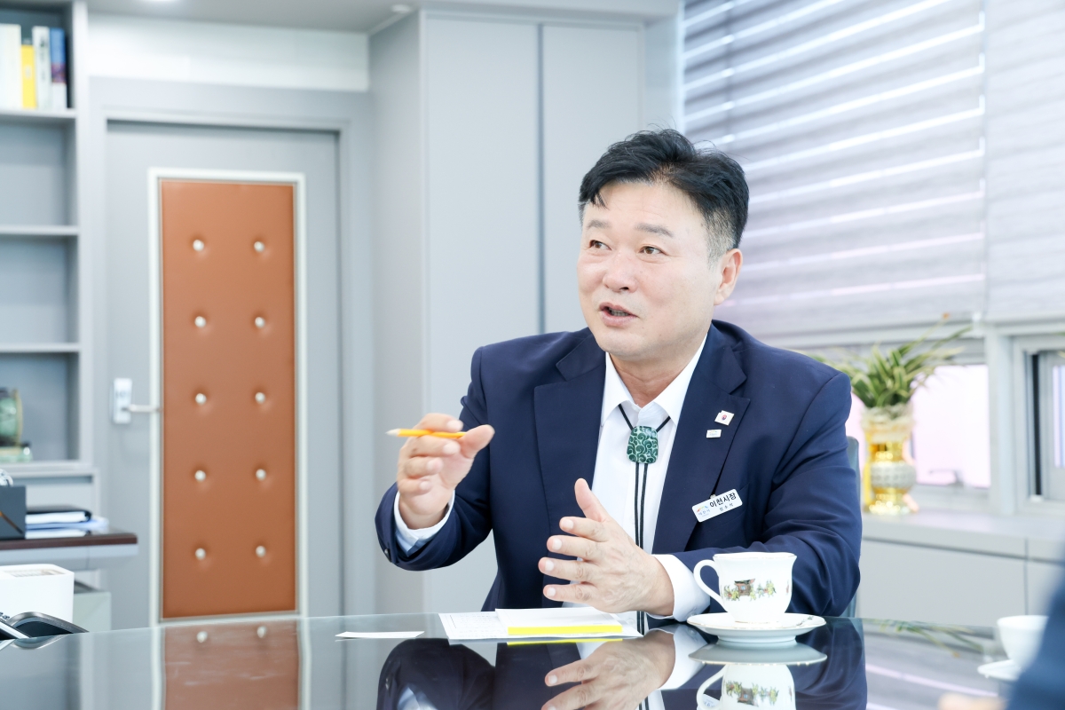 성수석 이천시장이 13일 집무실에서 서울신문과 인터뷰를 하고 있다. 이천시 제공