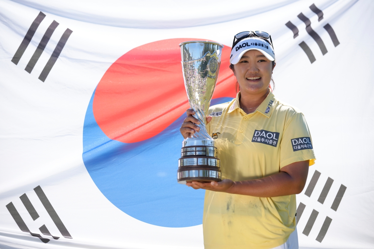 12일(현지시간) 프랑스 에비앙레뱅의 에비앙 리조트 골프클럽에서 끝난 미국여자프로골프(LPGA)투어 메이저 대회 아문디 에비앙 챔피언십에서 우승한 유해란이 태극기를 배경으로 기념사진을 찍고 있다. 에비앙 AP 뉴시스
