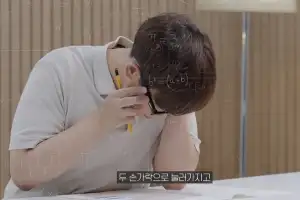 thumbnail - “시선 처리 이상해”…‘AI 안경’ 끼고 국가자격시험 본 40대男, 딱 걸렸다 thumbnail - “시선 처리 이상해”…‘AI 안경’ 끼고 국가자격시험 본 40대男, 딱 걸렸다