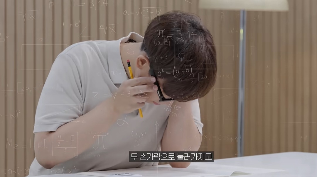 지난달 유튜브 채널 ‘테크몽’에는 AI 안경을 착용하고 수학능력시험 수학 영역 모의고사를 푸는 실험이 등장했다. 유튜브 채널 ‘테크몽’ 캡처