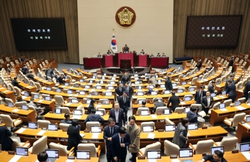 지난 3월 20일 국회에서 열린 3월 임시국회 2차 본회의에서 이달희 국민의힘 의원이 중대범죄수사청 설치법에 대해 무제한 토론을 시작하자 의원들이 본회의장을 떠나는 모습. 연합뉴스