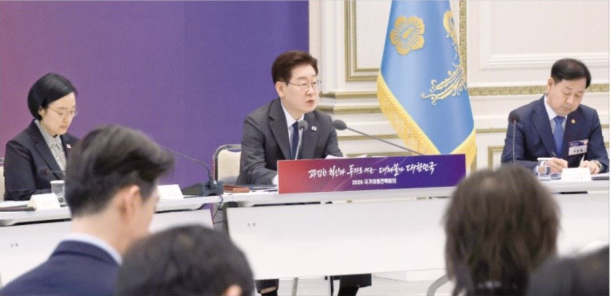 이재명 대통령이 13일 청와대 영빈관에서 2026년 국가재정전략회의를 주재하고 있다. 왼쪽부터 한성숙 국무총리, 이 대통령, 구윤철 부총리 겸 재정경제부 장관. 뉴스1