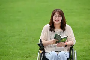 비참한 어둠 속에도 ‘미세한 밝음’은 있으니까