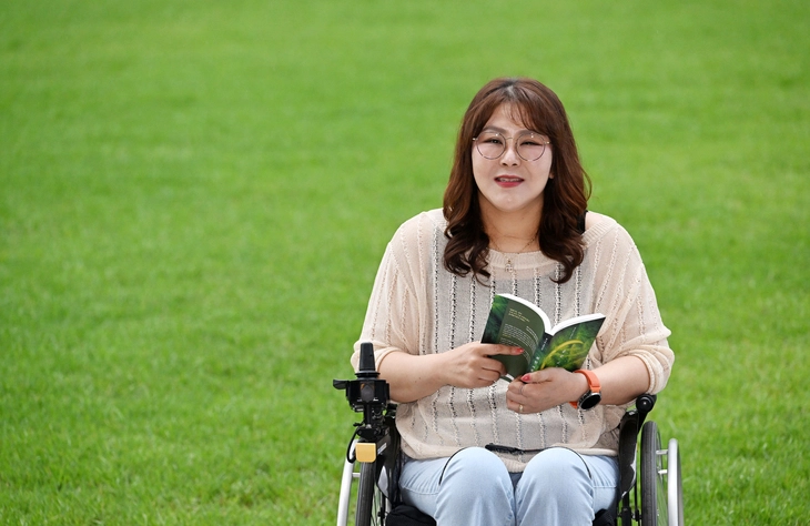 15년 만에 장편 ‘환한 어둠’을 펴낸 황시운 작가가 서울신문과의 인터뷰에서 환하게 웃고 있다. 도준석 전문기자