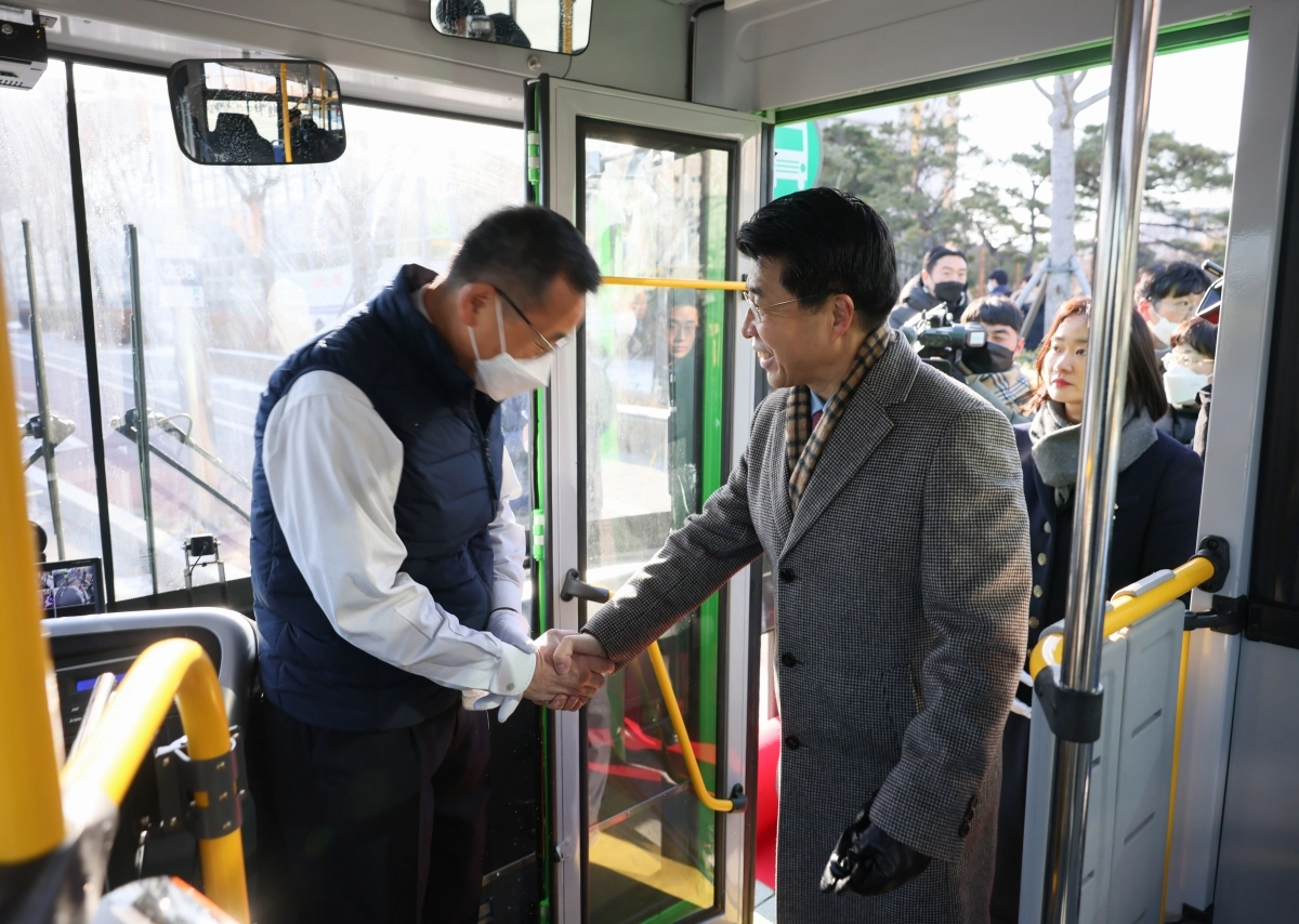 서강석(오른쪽) 송파구청장이 2022년 마을버스 개통식에 참석한 모습. 송파구 제공