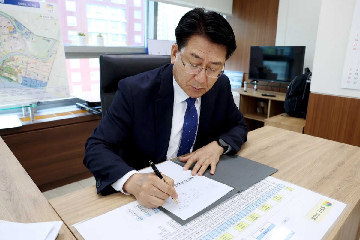 유보화 서울 성동구청장이 지난 1일 민선 9기를 시작하며 구청 집무실에서 첫 번째 결재 서류에 서명하고 있다. 성동구 제공
