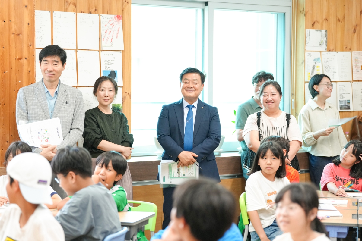 천안 지역 초등학교를 방문한 이 교육감(가운데)이 학부모들과 함께 수업을 참관하고 있다.  충남교육청 제공