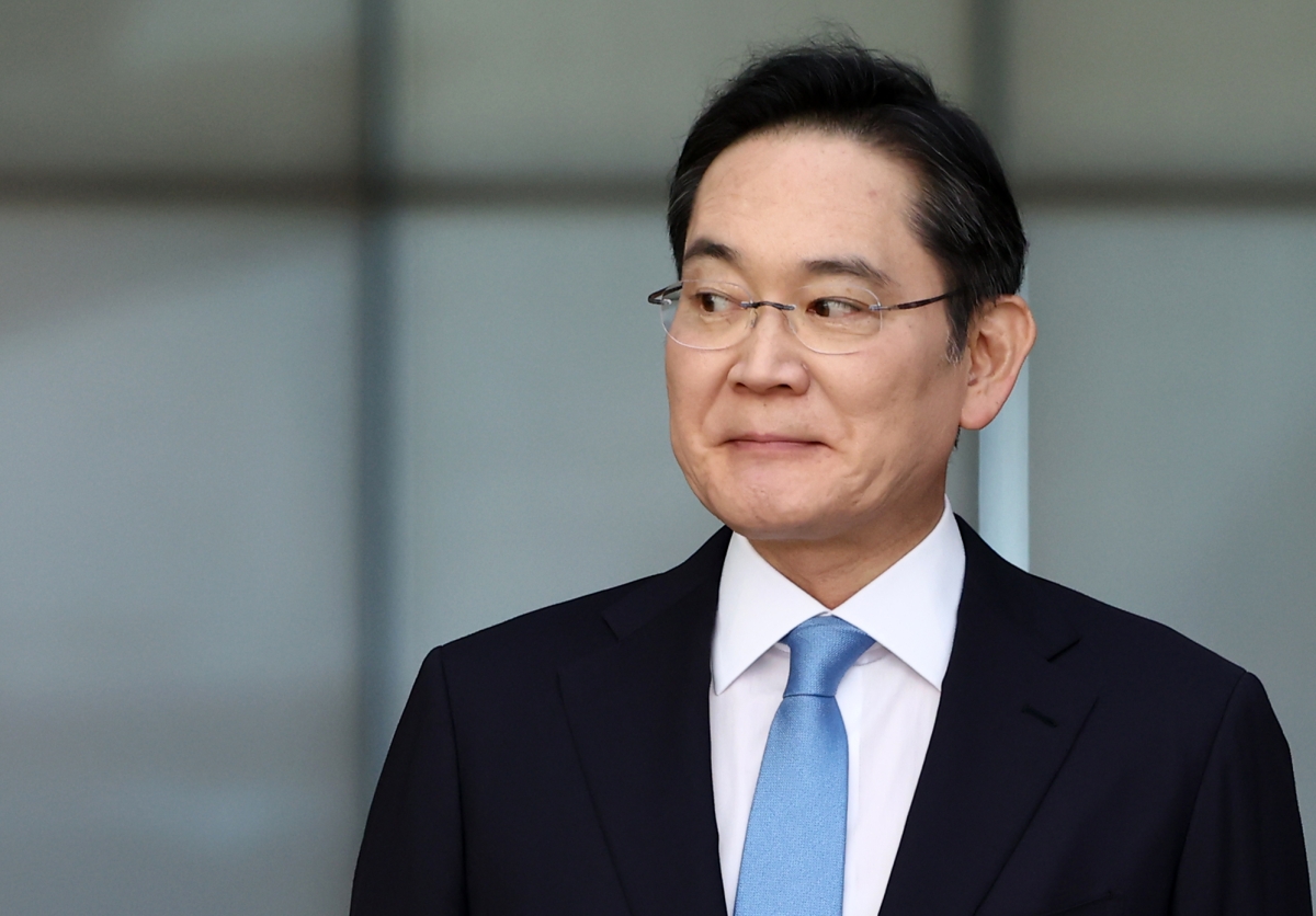 이재용 삼성전자 회장이 16일 서울 김포비즈니스항공센터를 통해 귀국하며 입장문 발표를 위해 서 있다. 2026.5.16 연합뉴스
