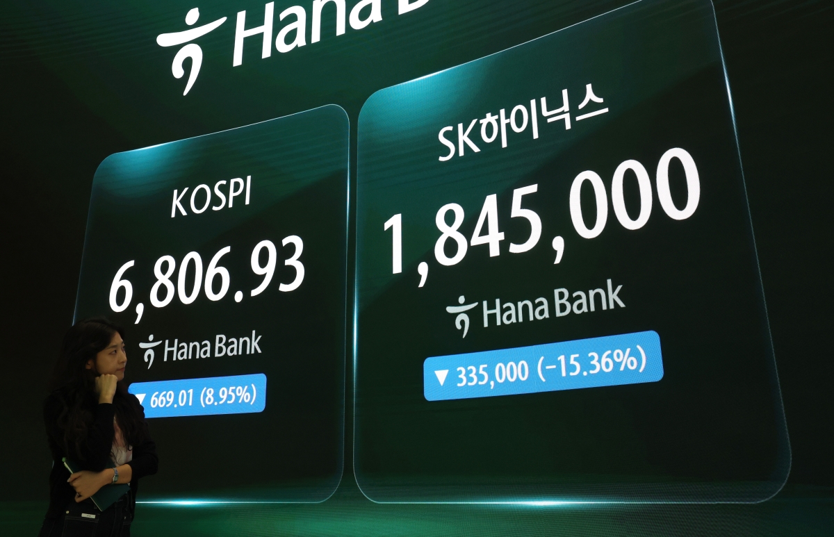 13일 서울 중구 하나은행 본점 딜링룸에 코스피와 SK하이닉스 주가가 표시돼 있다. 2026.7.13. 연합뉴스