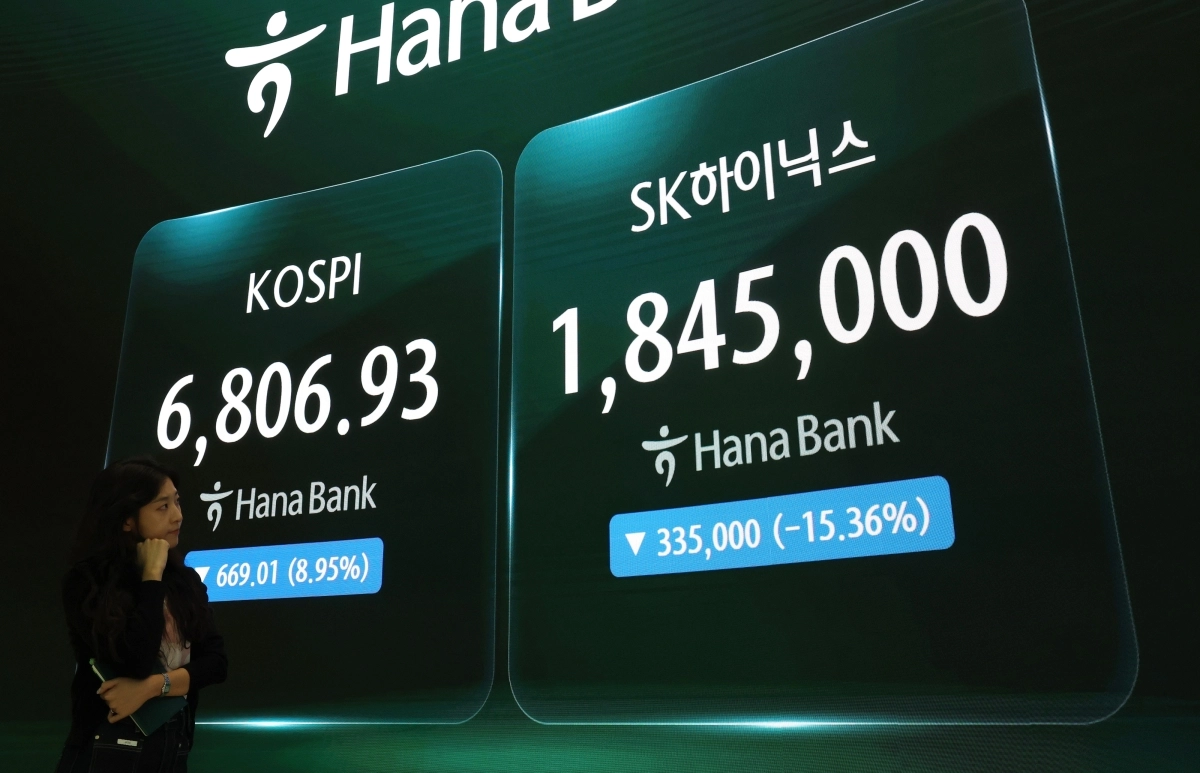 13일 서울 중구 하나은행 본점 딜링룸에 코스피와 SK하이닉스 주가가 표시돼 있다. 2026.7.13. 연합뉴스