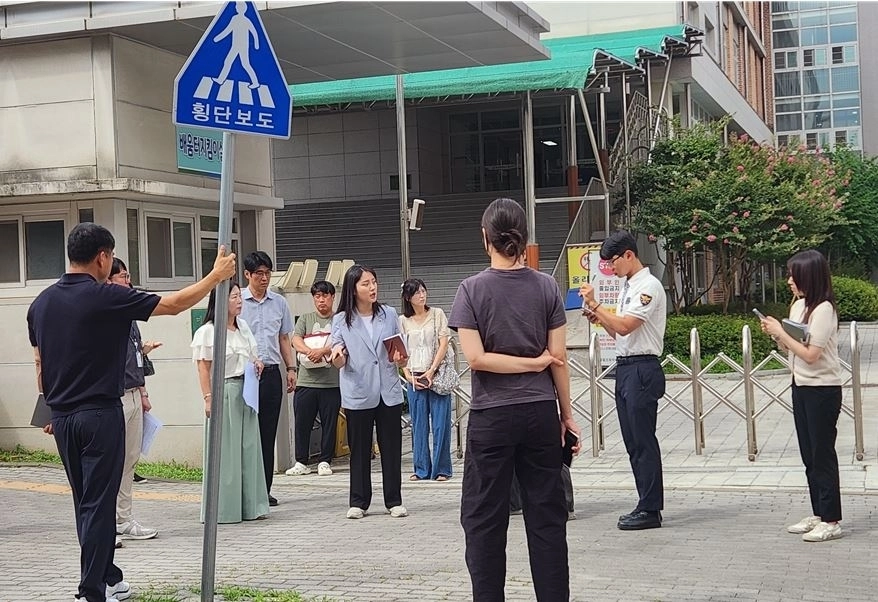 김어진 의원이 지난 13일 망월초 보행안전 현장점검에 참석해 관계자들의 의견을 경청하고 있다. 김어진 의원실 제공