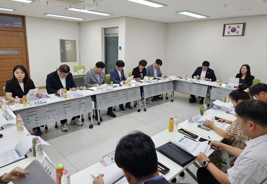 김용만 국회의원과 시·도의원들이 지난 10일 망월초등학교를 방문해 학교 관계자들로부터 통학환경 개선과 관련한 건의사항을 청취하고 있다. 김어진 의원실 제공