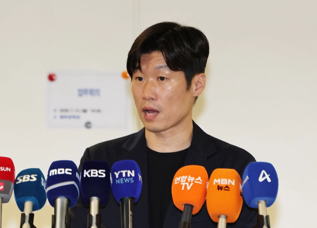 지난 13일 서울 종로구 국립현대미술관에서 열린 K-축구혁신위원회 회의에서 공동위원장을 맡은 박지성 국제축구연맹(FIFA) 분과위원회 위원이 회의 결과 관련 브리핑을 하고 있다. 2026.7.13. 연합뉴스